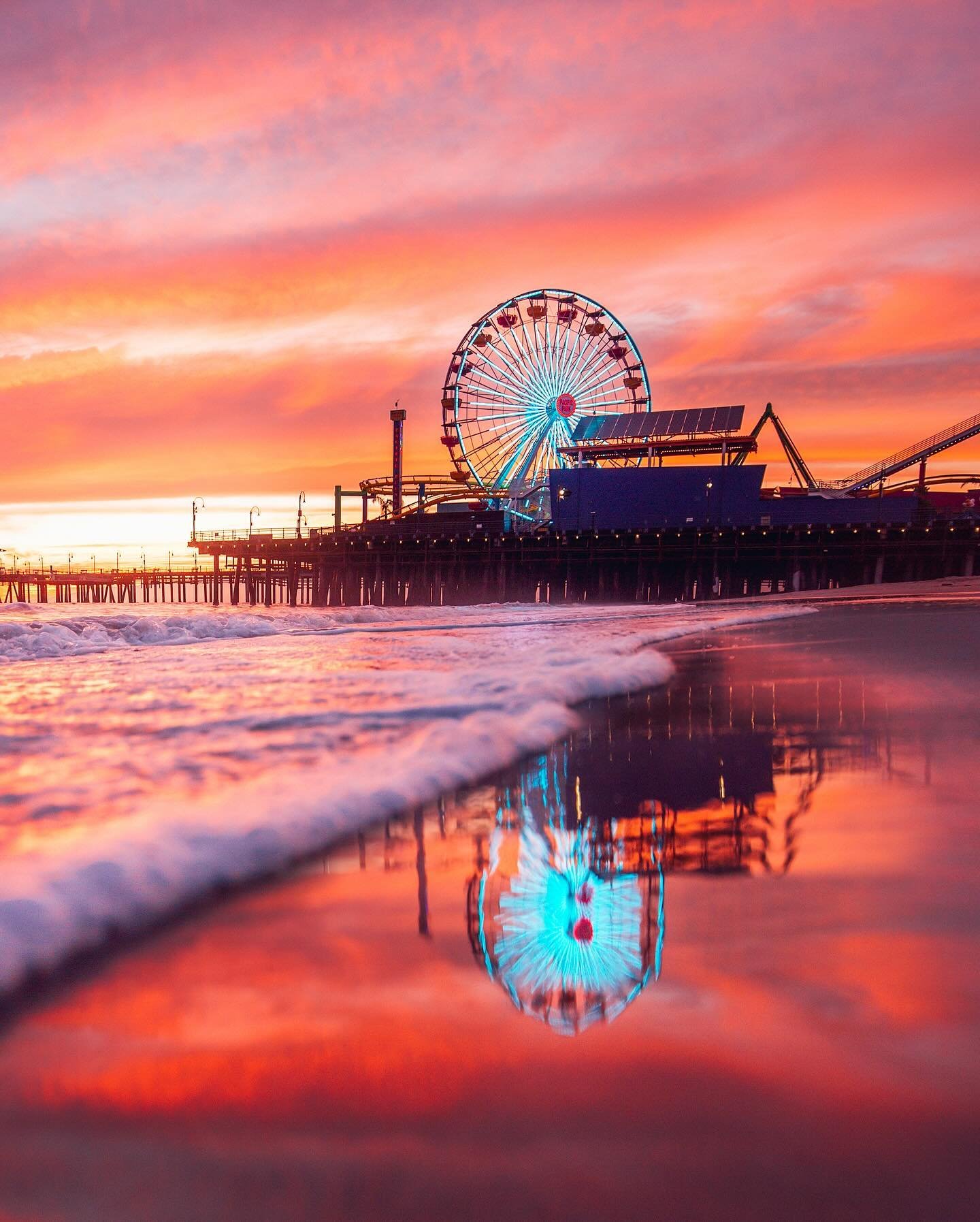해변에서 바라본 퍼시픽 파크 (특히 일몰 시)